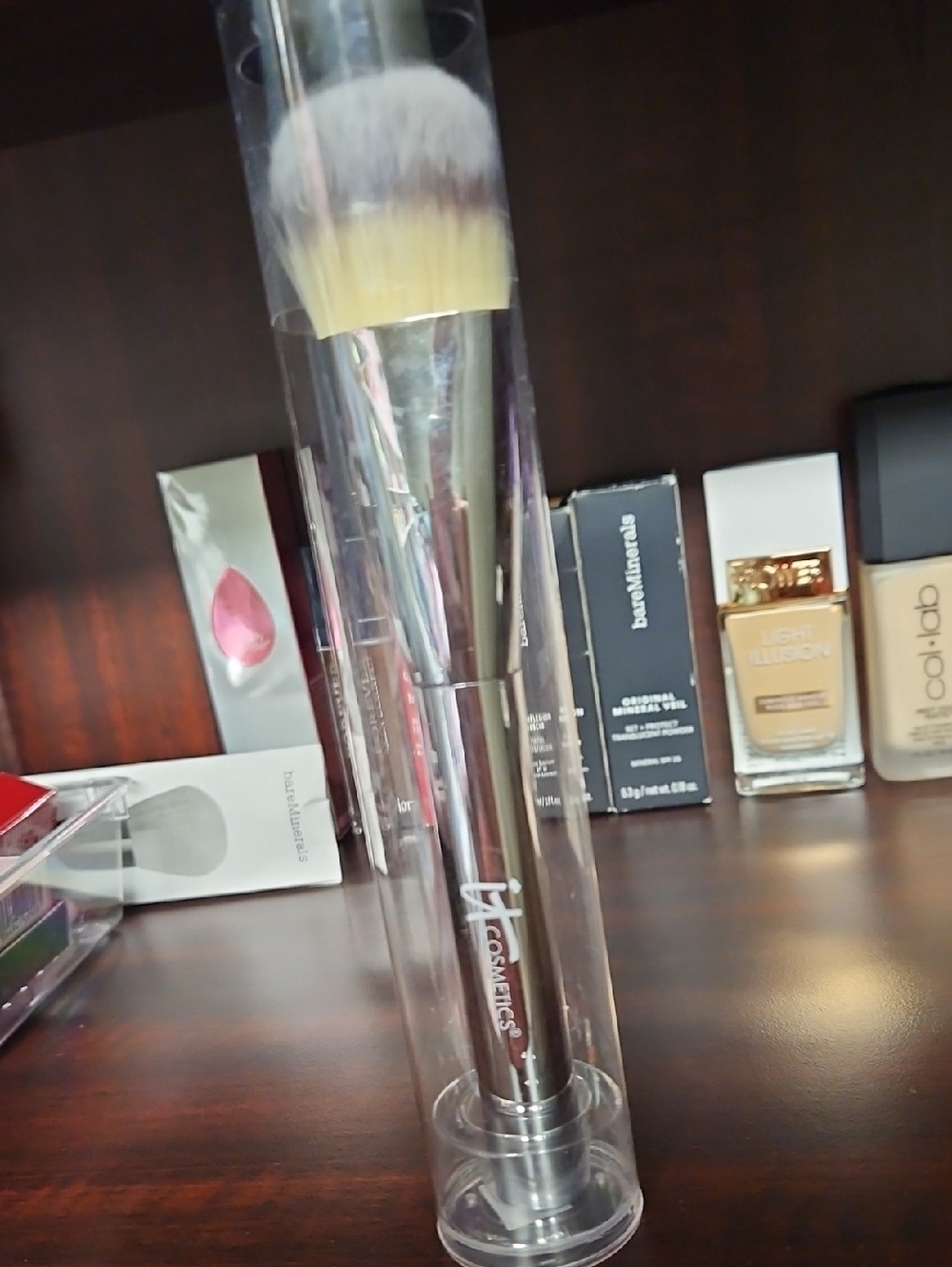 it cosmetics Silver-Handled Powder Brush with Yellow-Tipped Bristles